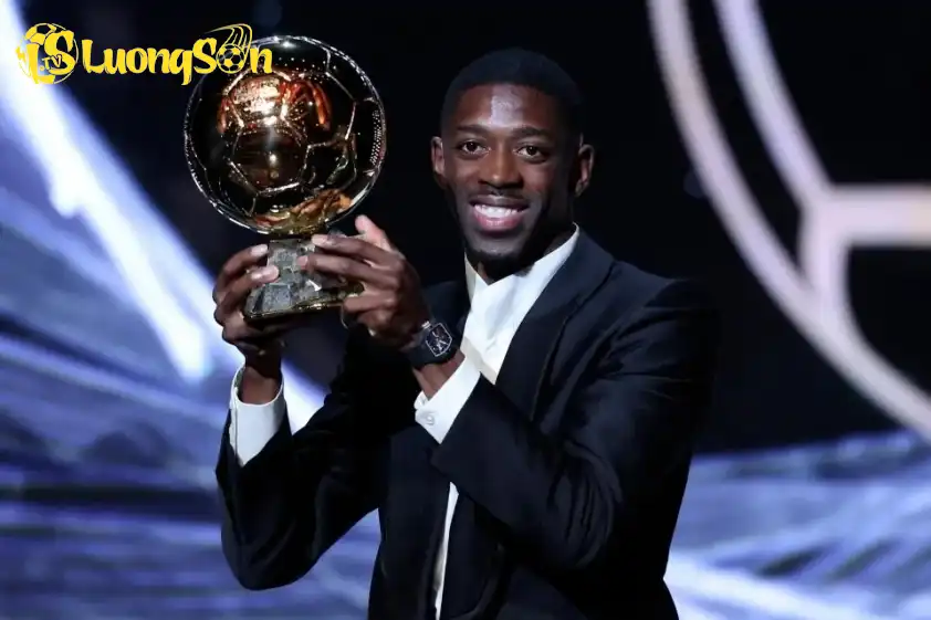 Ousmane Dembélé của Paris Saint-Germain đã giành Quả bóng Vàng đầu tiên trong sự nghiệp